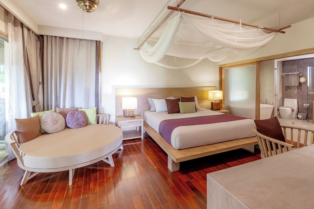 Grand, Ocean, Chalet, Suite, Double Bed, Sofa