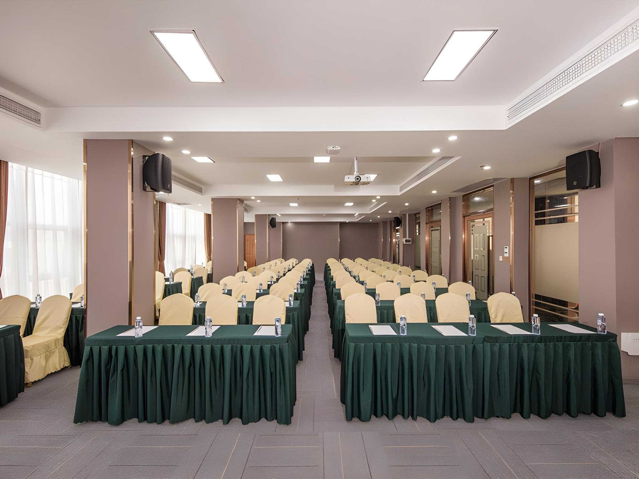 Vienna Hotel(Guangzhou North Railway Station Huaguoshan Subway Station Store) 42/45