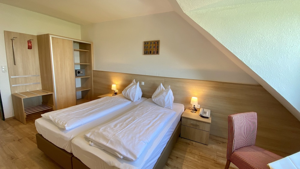 غرفة بسرير كينج بإطلالة على المدينة، Hotel Schoene Aussicht 4/5