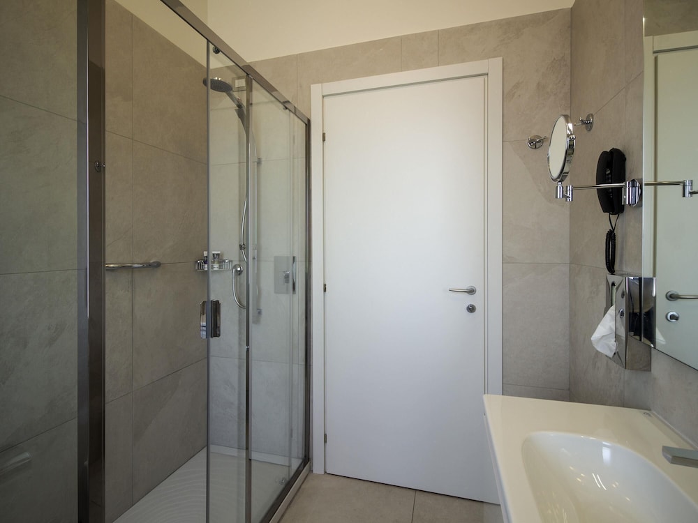 MERCURE MILANO SOLARI 74/75