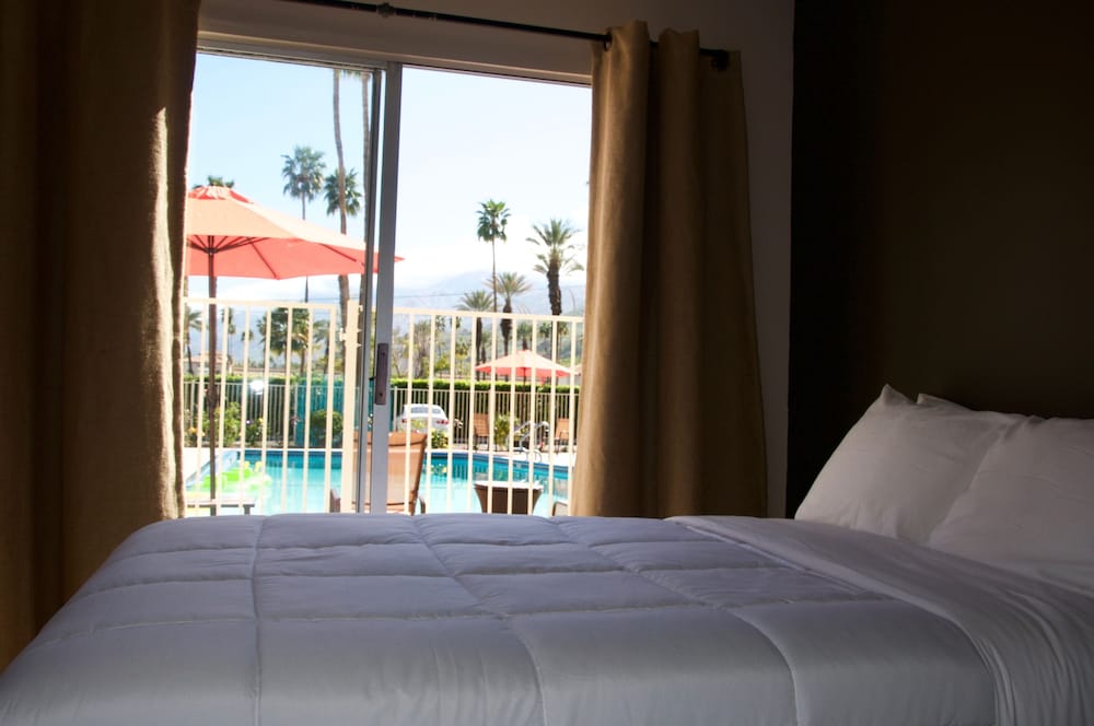 DELUXE, 2 DOUBLE BEDS, POOL SIDE
