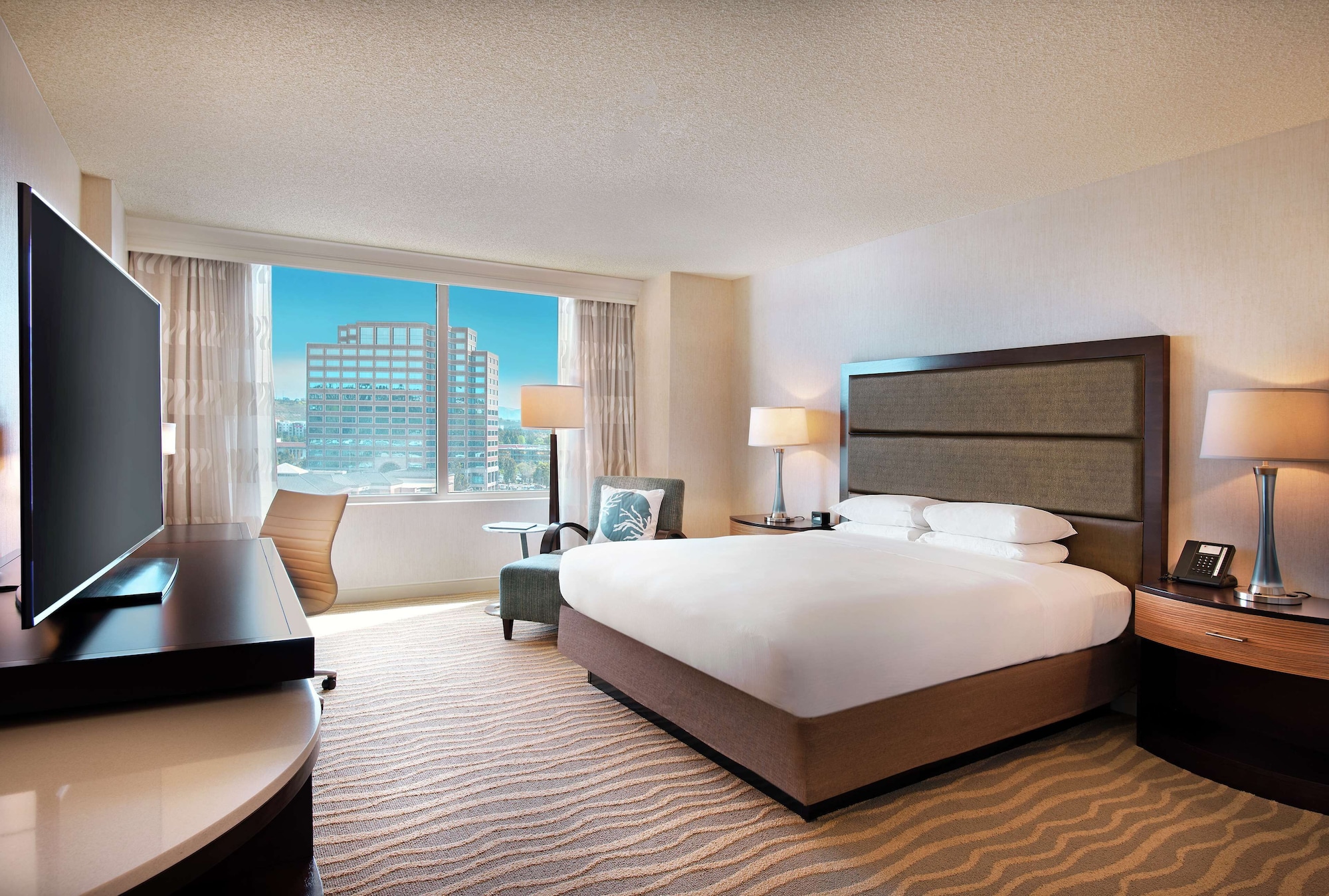 ROOM, KING BED, BATHTUB