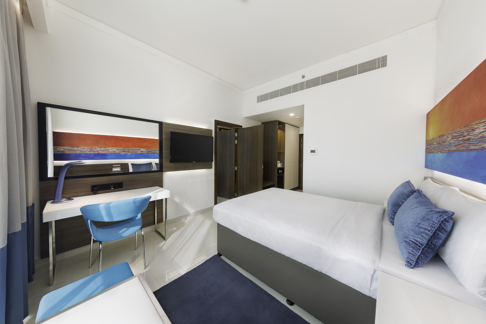 ROOM, TRIPLE, QUEEN BED