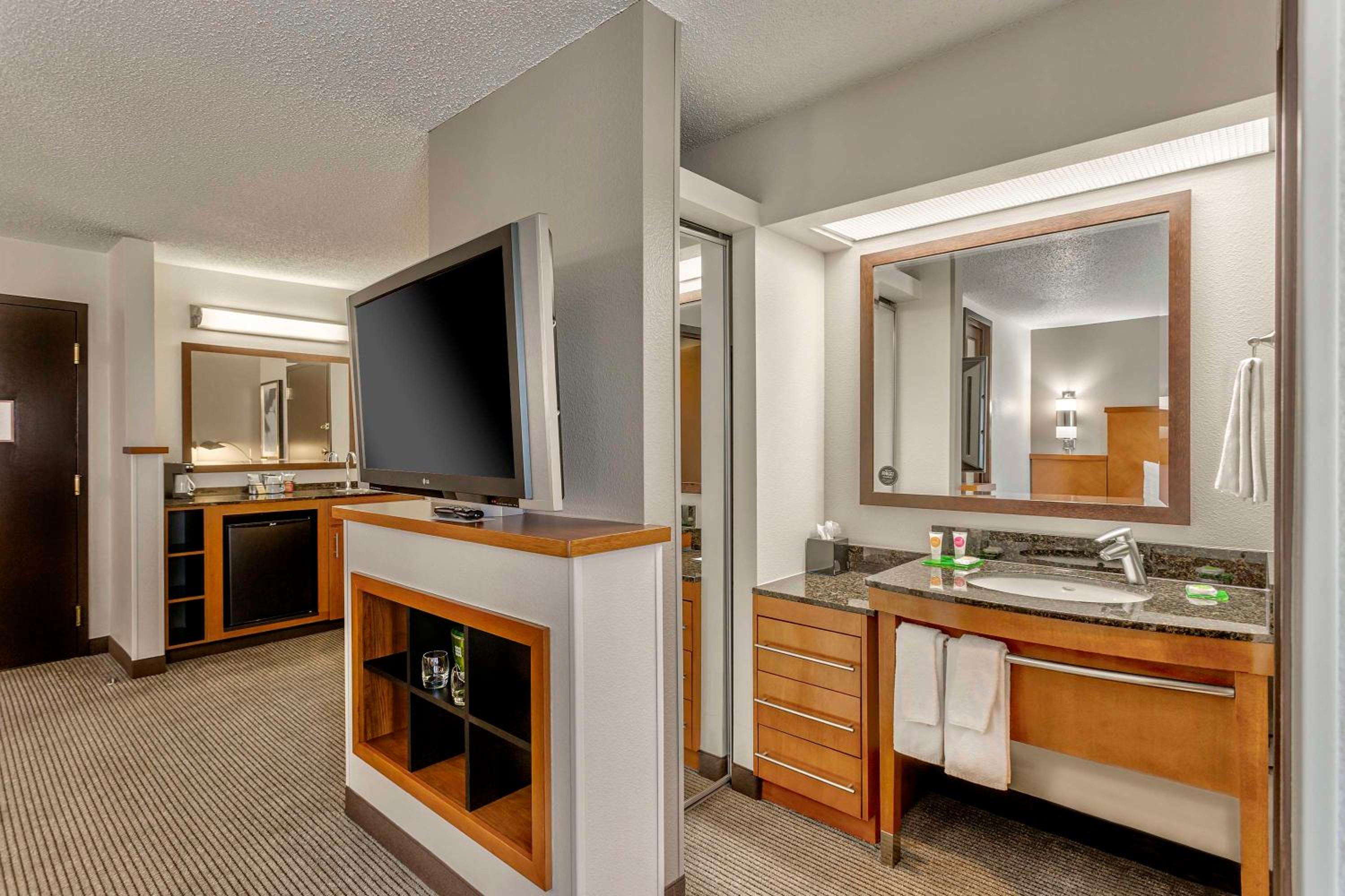 غرفة بسرير كينج مع أريكة في طابق مرتفع، Hyatt Place Kansas City/Overland Park/Convention Center 7/7