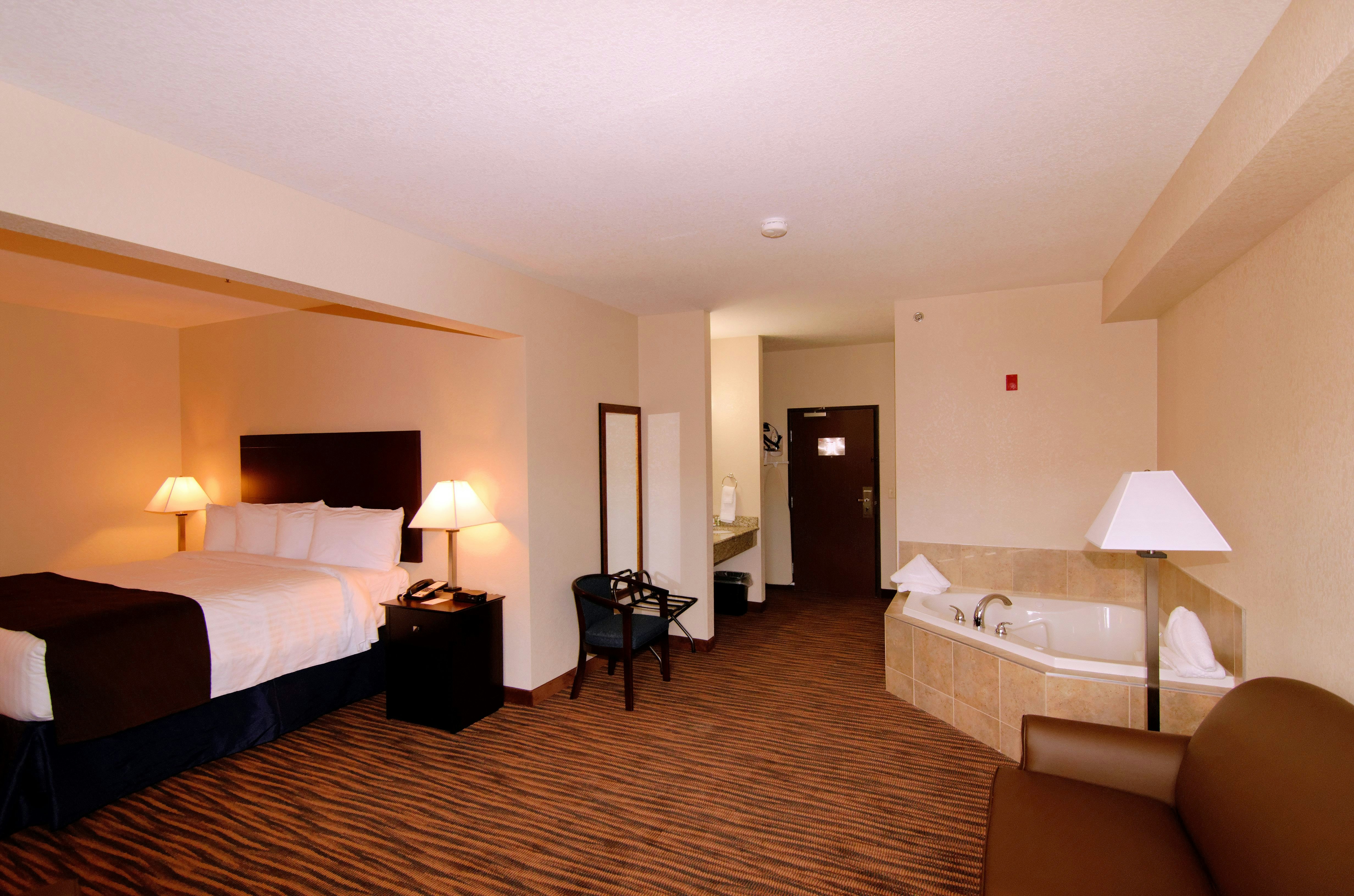 Boulders Inn Amp Suites Oak Ridge 14/50