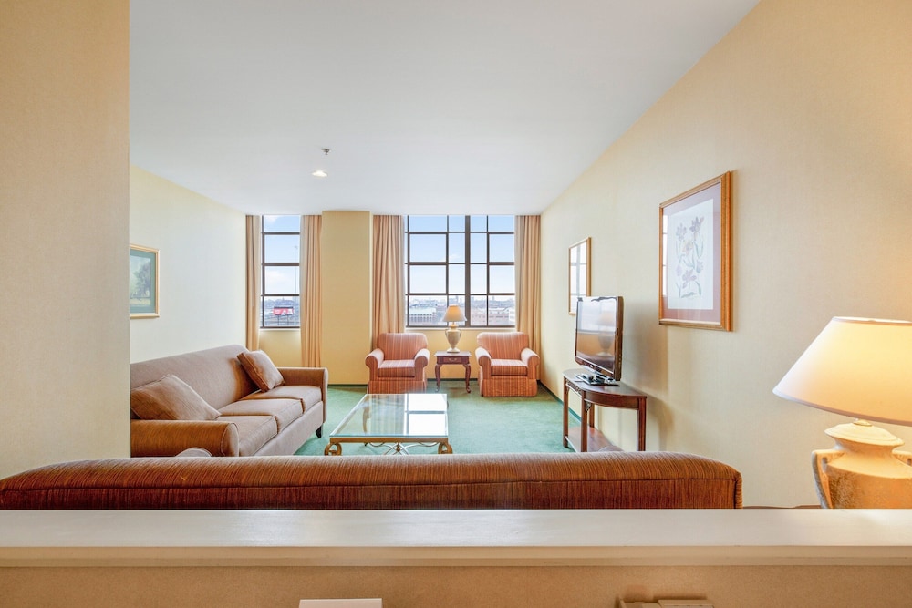 OYO Hotel St Louis Downtown City Center MO 17/22