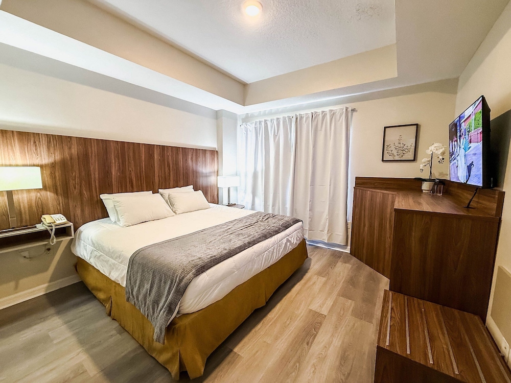 The Point Hotel & Suites 34/75