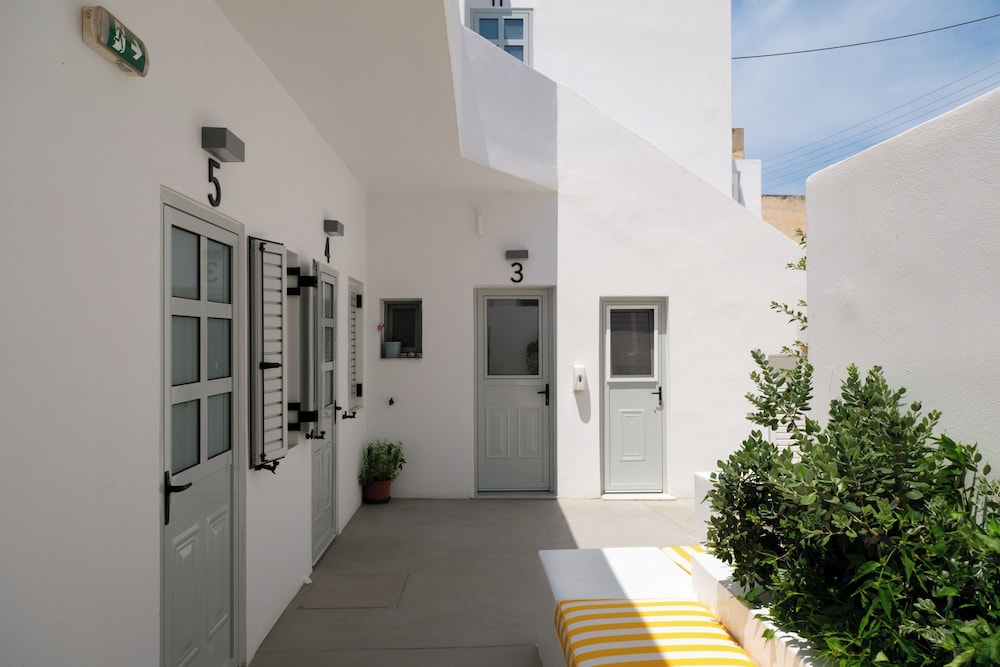 Pelican Paros 8/50