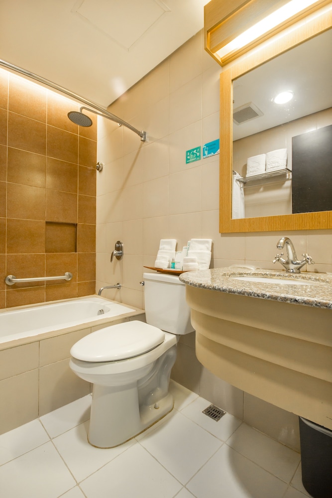 جناح بسرير كوين مع أريكة، Microtel by Wyndham South Forbes near Nuvali 2/2