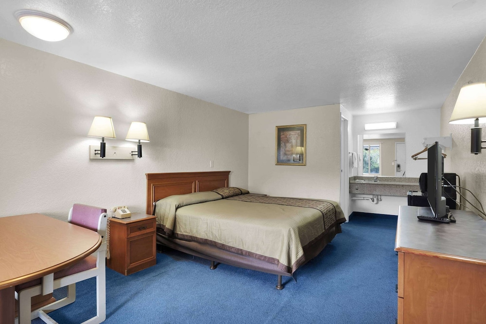 ROOM, KING BED