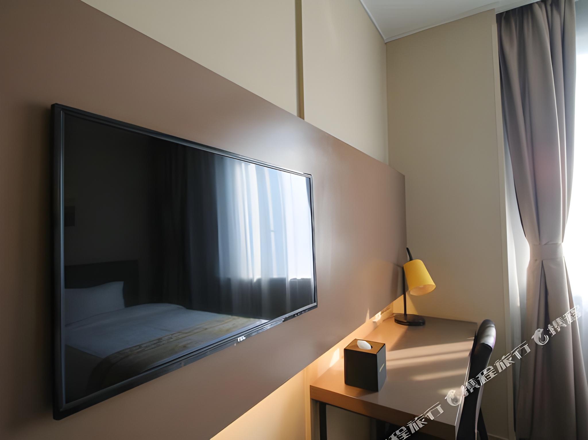 Home Inn Plus (Shanghai Bund Jinling East Road store) 13/28