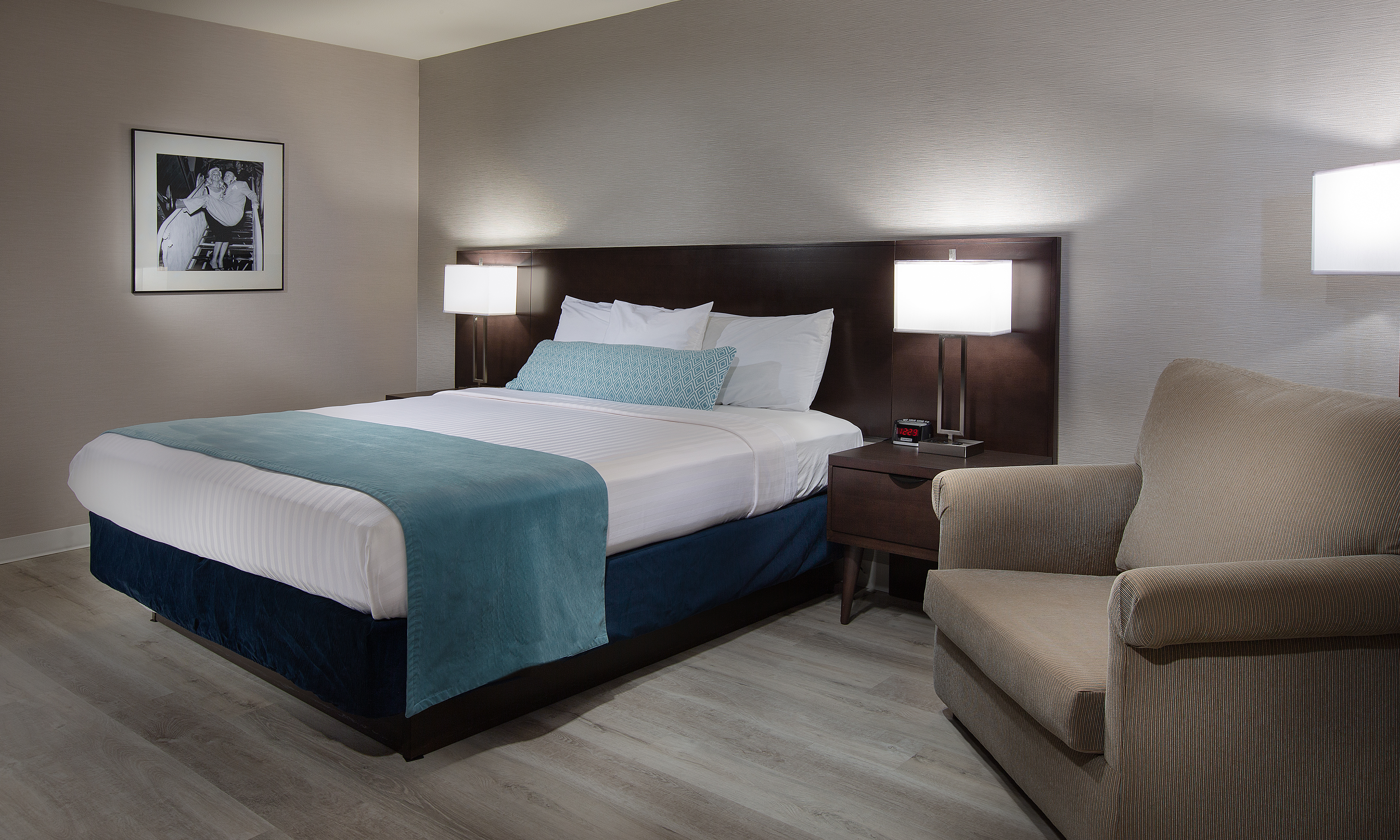 غرفة سوبيريور بسرير كينج، Safari Inn, a Coast Hotel 2/2