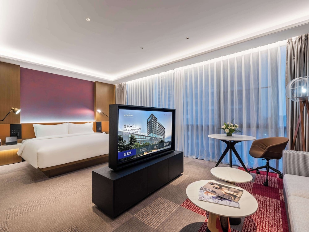 PRIVILEGE, SUITE, KING BED