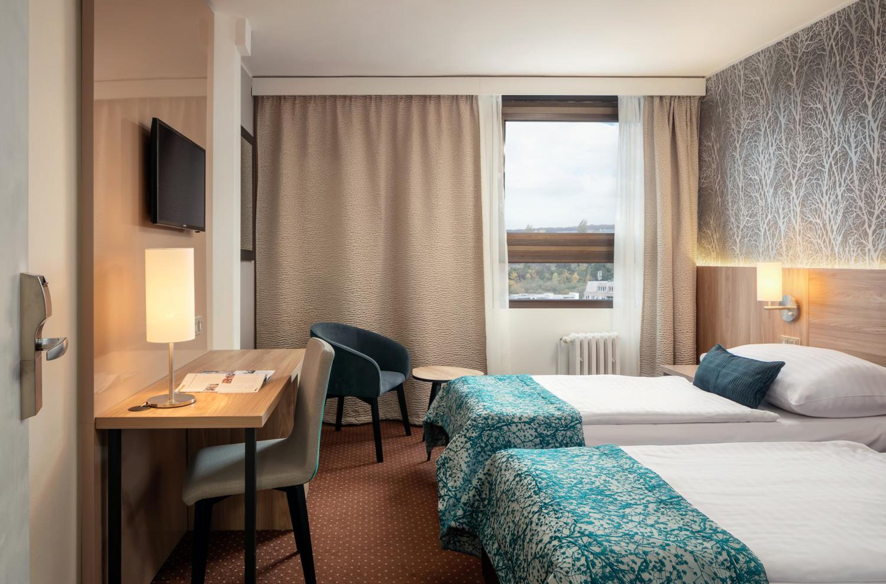 Room, Triple, Single Bed