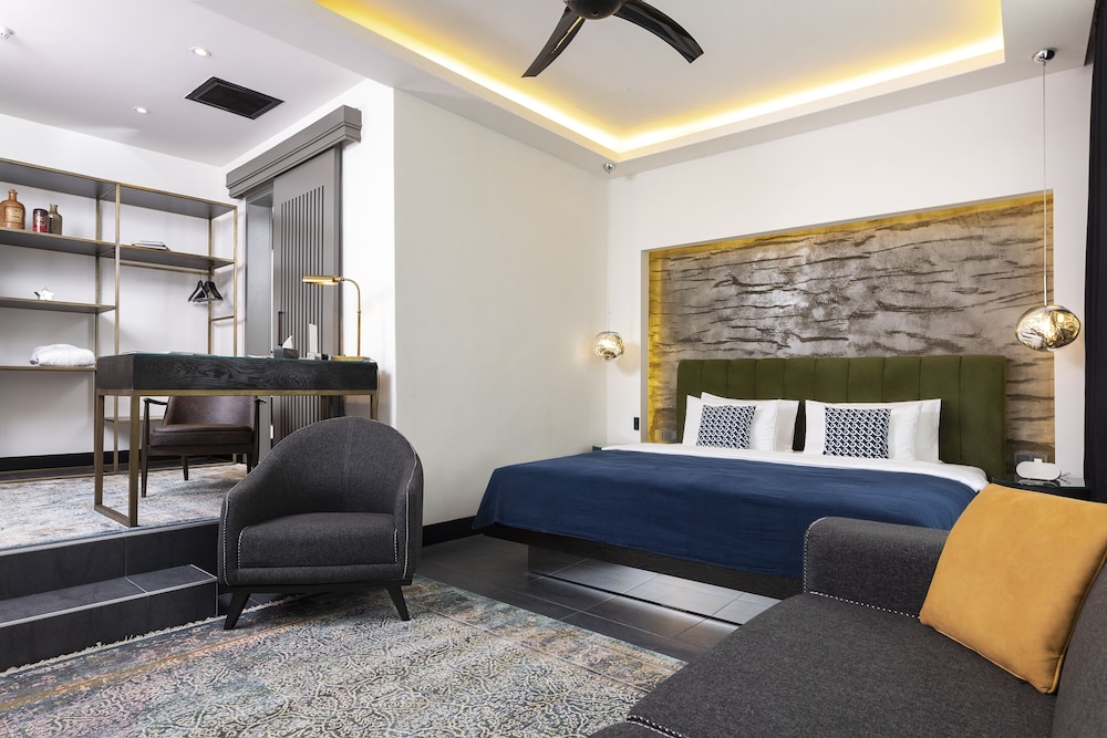 JUNIOR SUITE, STUDIO, KING BED, CITY VIEW, BALCONY