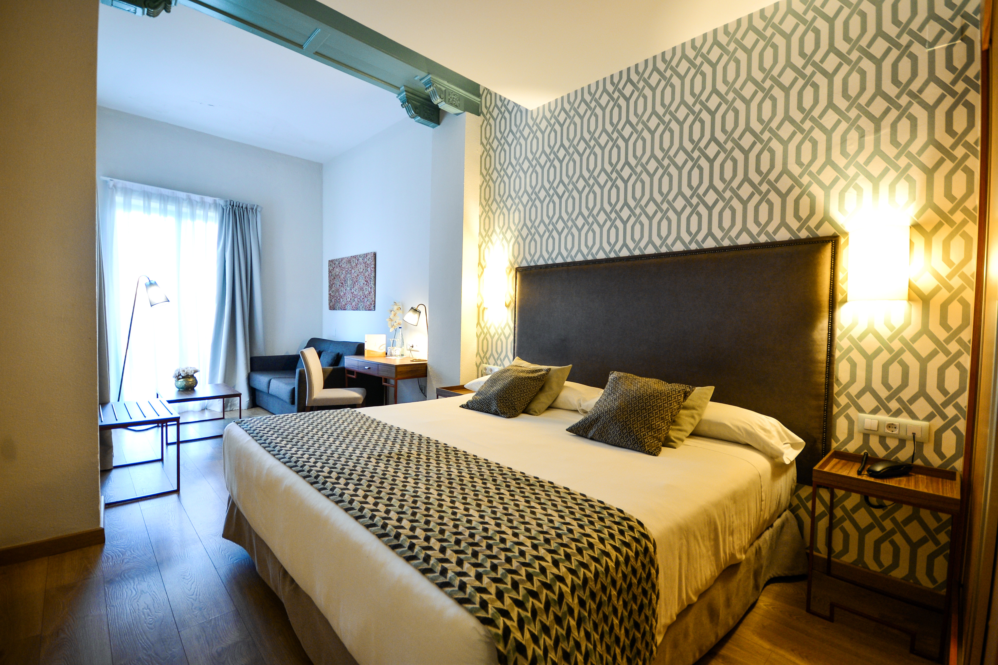 جناح جونيور، Hotel Oromana 4/4