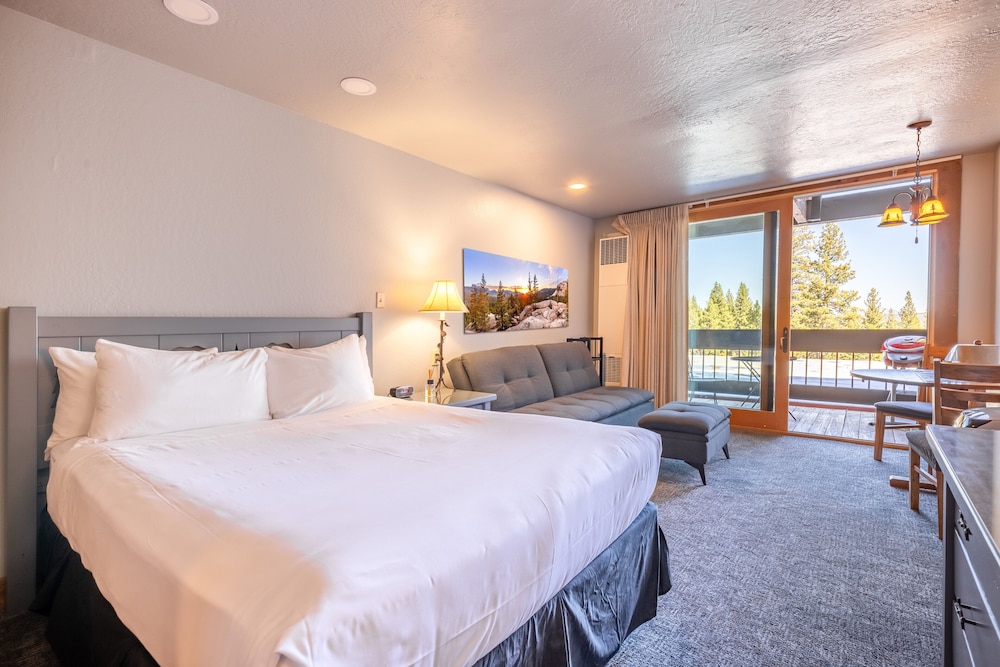 Village, North Star, Queen Bed