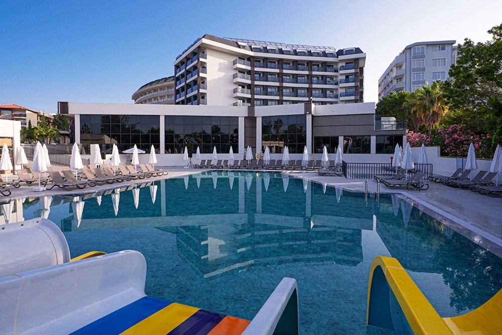 Grand Paradise Hotel 7/50