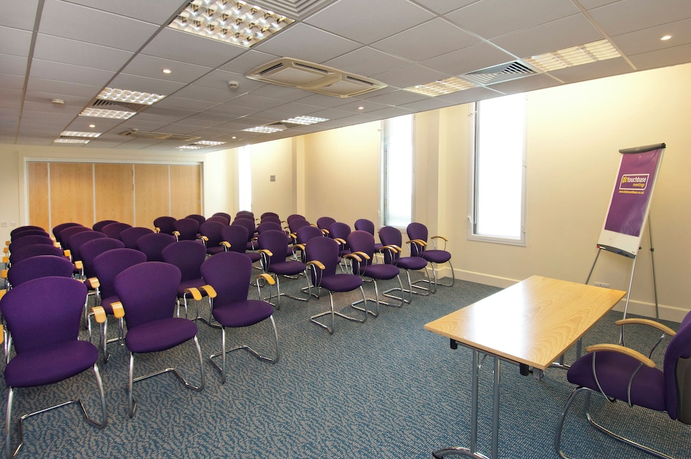 Premier Inn London Heathrow Airport T2 And T3 Bath Road 47/58