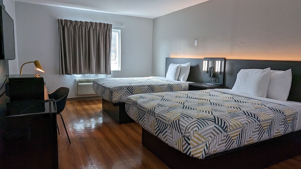 2 Queen Beds - Premium, Mini Fridge