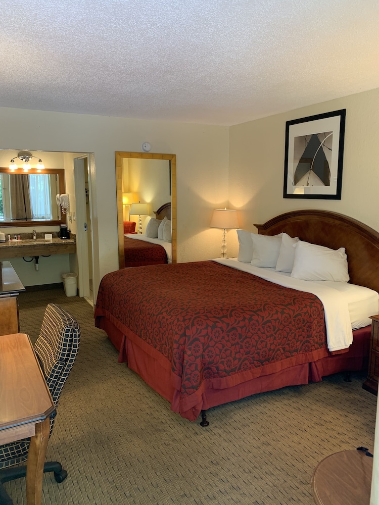 Days Inn by Wyndham - St. George, SC 19/41