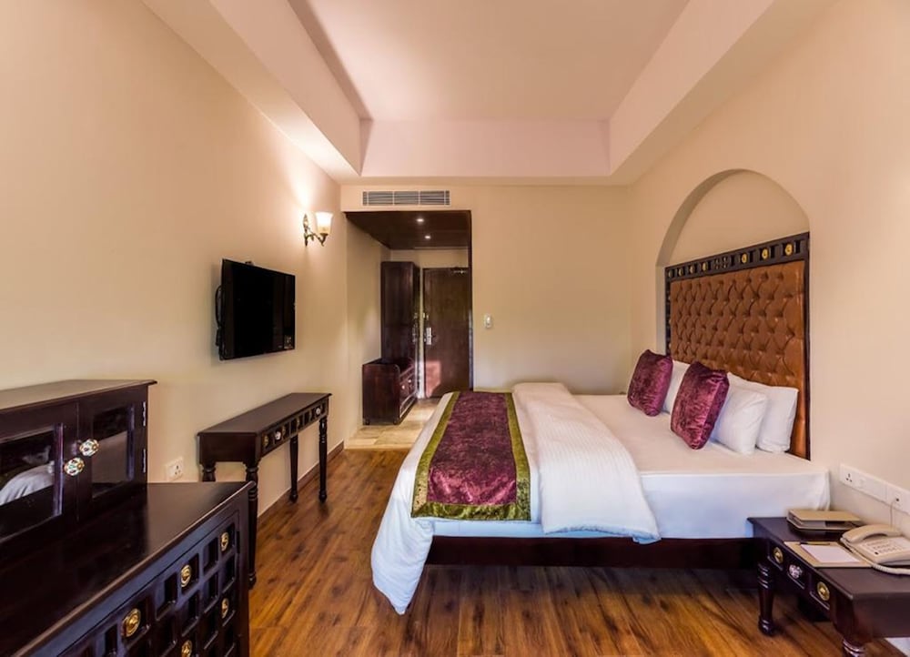 Sairafort Sarovar Portico 13/33