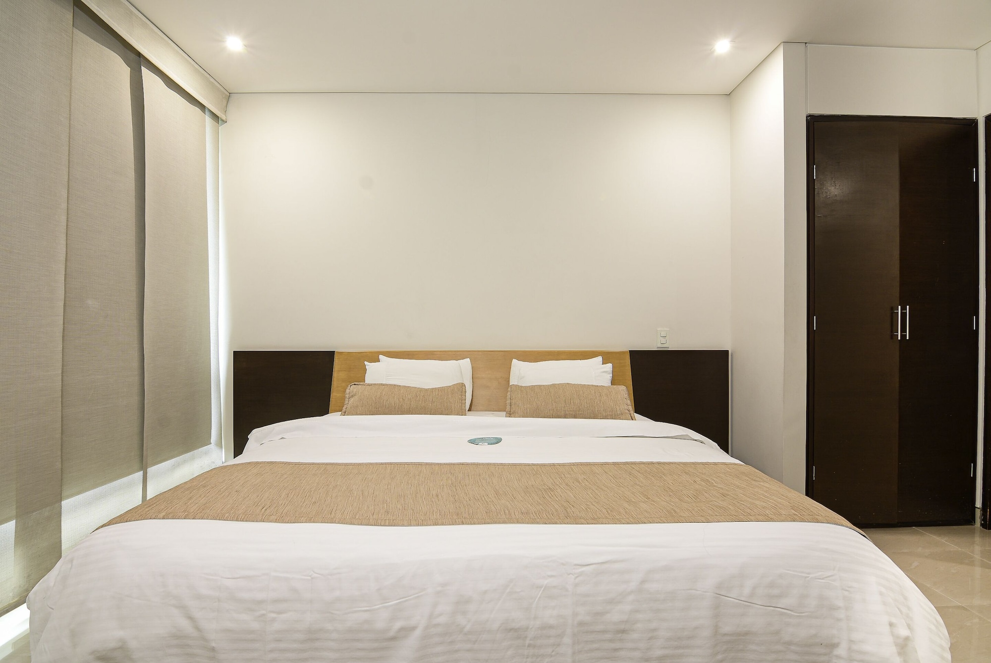 JUNIOR, DOUBLE BED, JETTED TUB