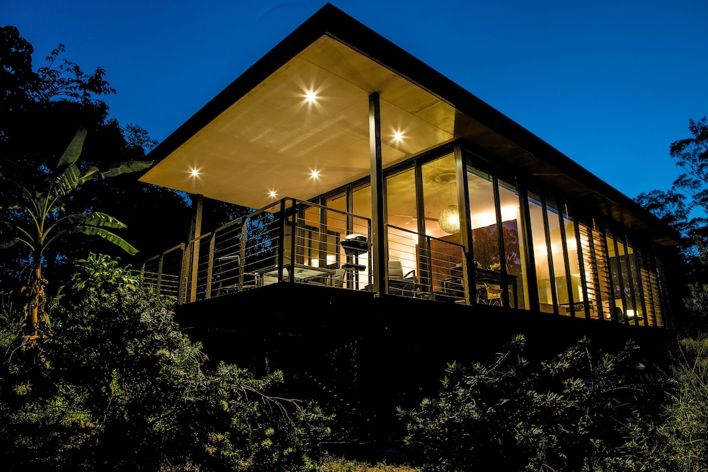 GLASS ON GLASSHOUSE AND THE LOOKOUT CAFE 2/66