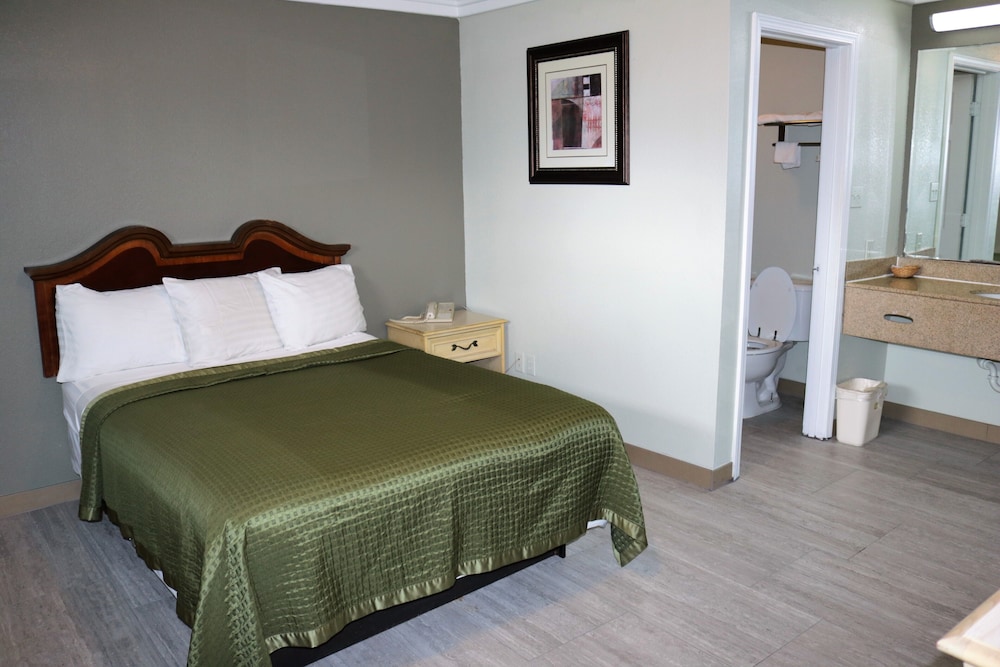 Deluxe Inn Motel 12/22