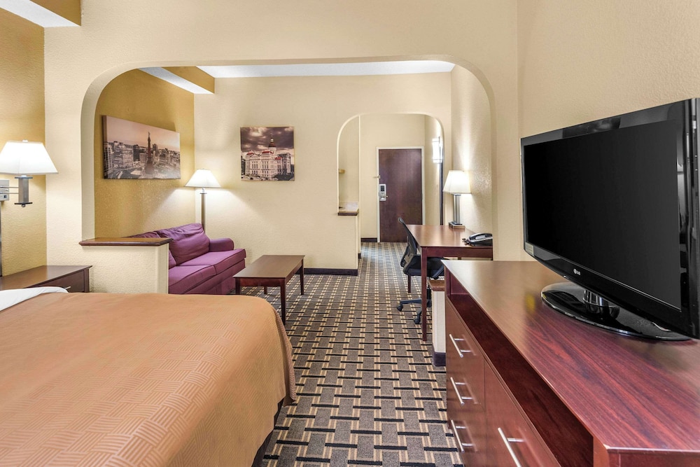 Clarion Inn & Suites Indianapolis Northwest 25/55