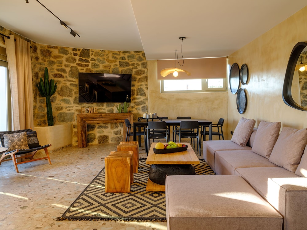 VRACHOS SUITES MYKONOS 56/75