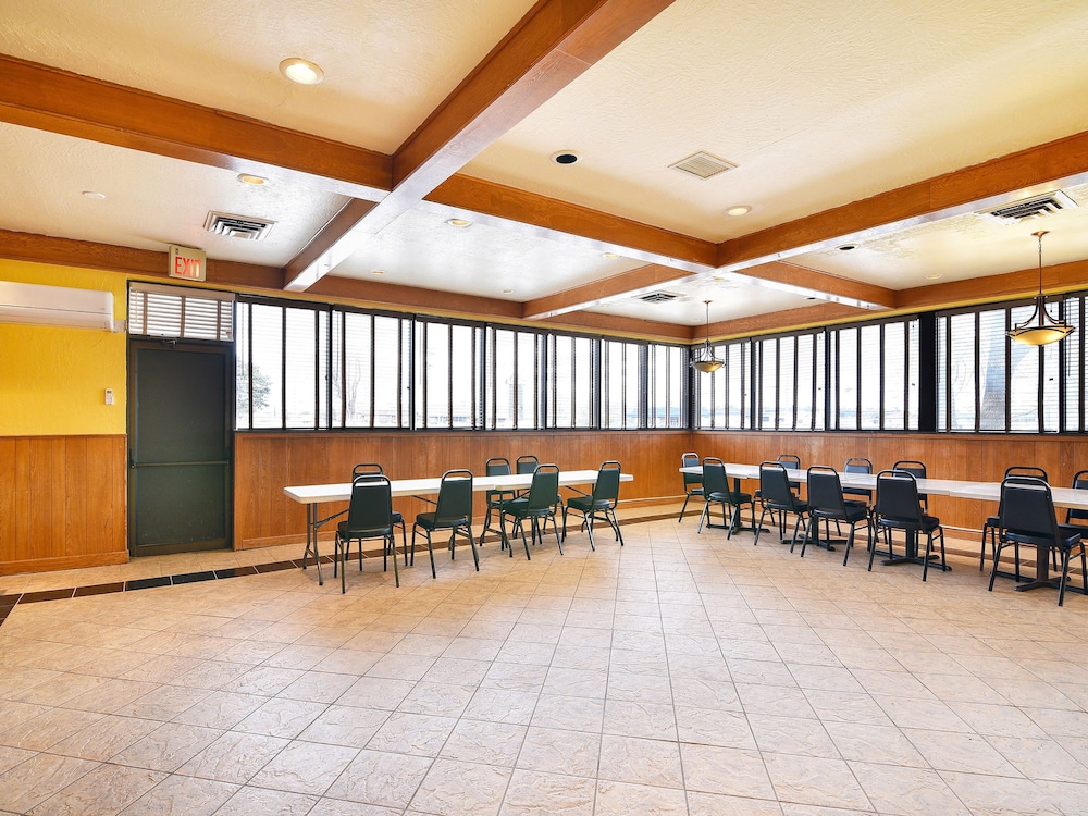 Travelodge by Wyndham Enid 30/40