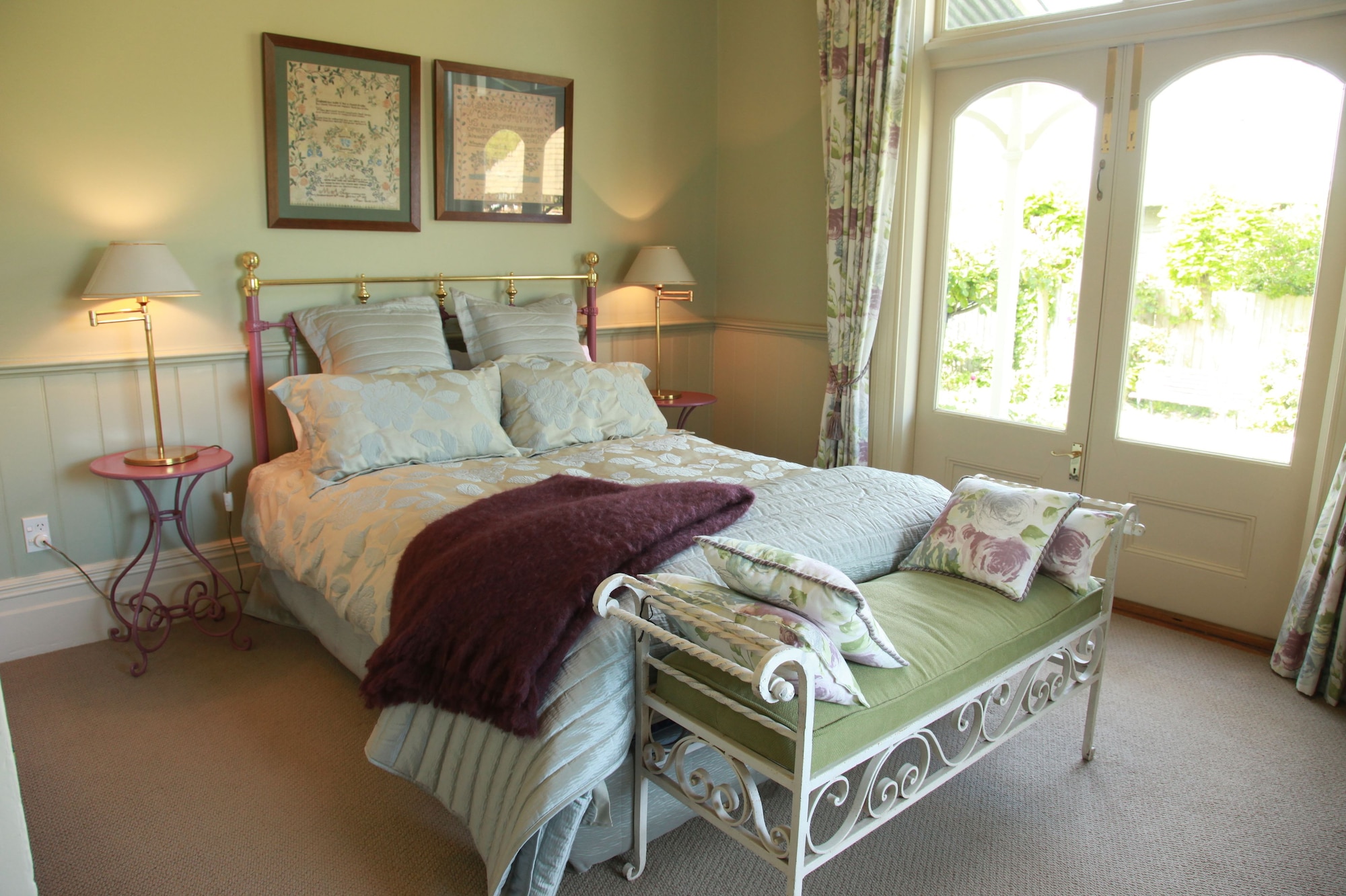 Garden, Queen Bed