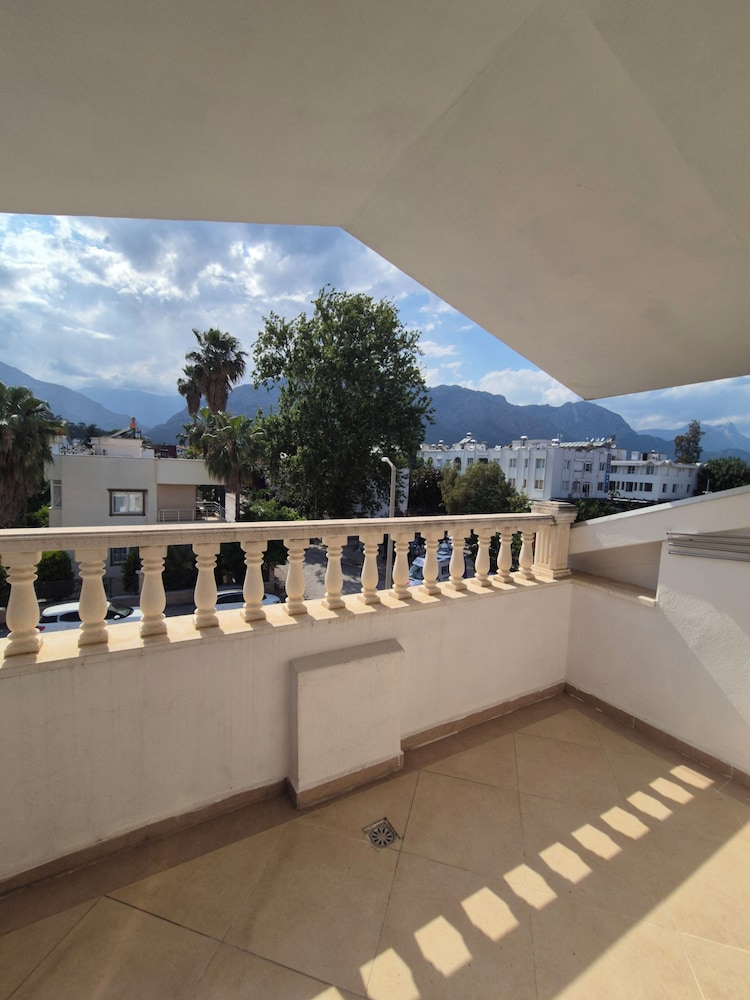 Dinara Hotel 64/66