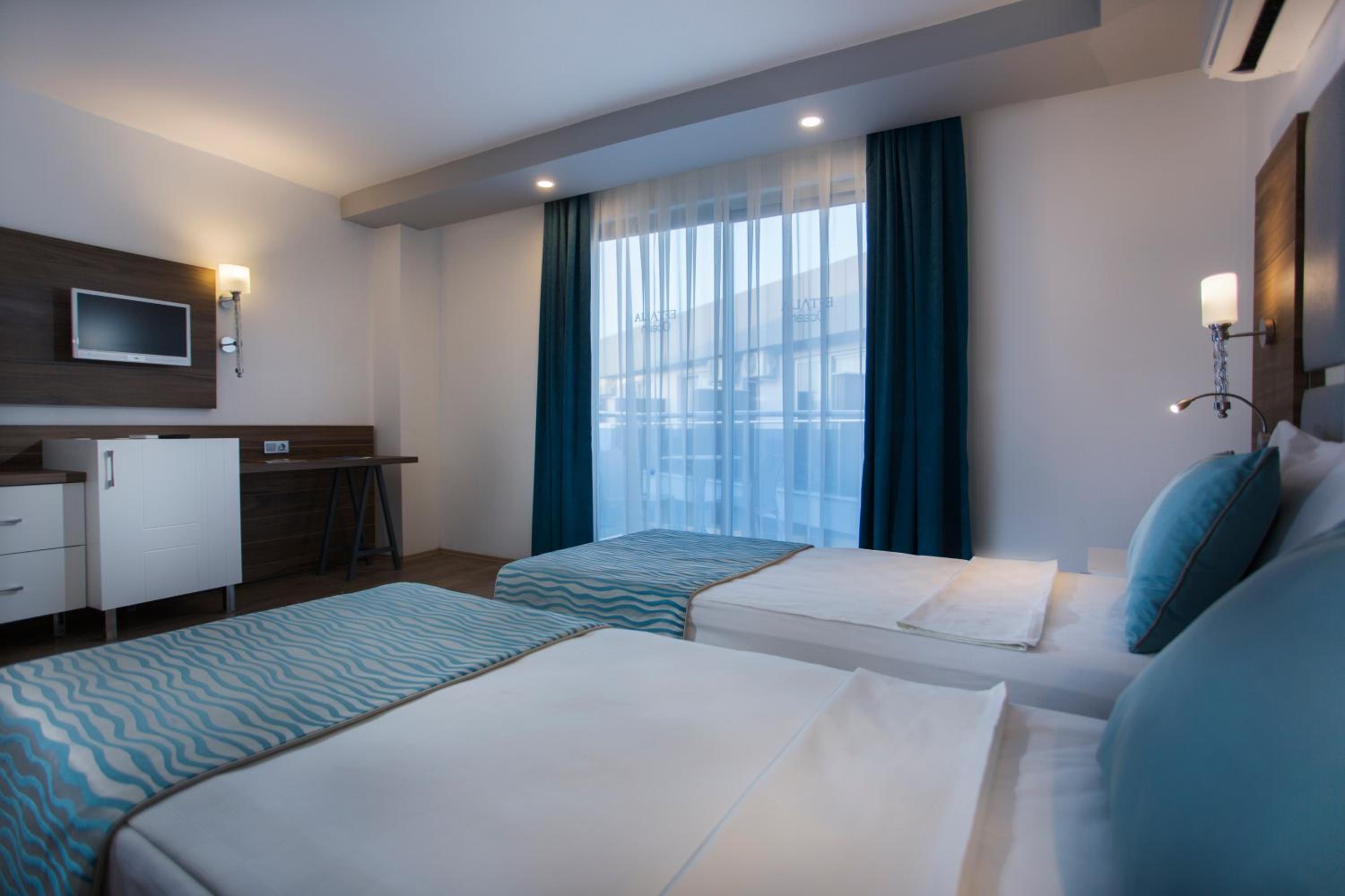 3 Bedrooms, Suite