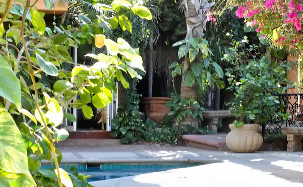 The Bungalows Hotel 39/50