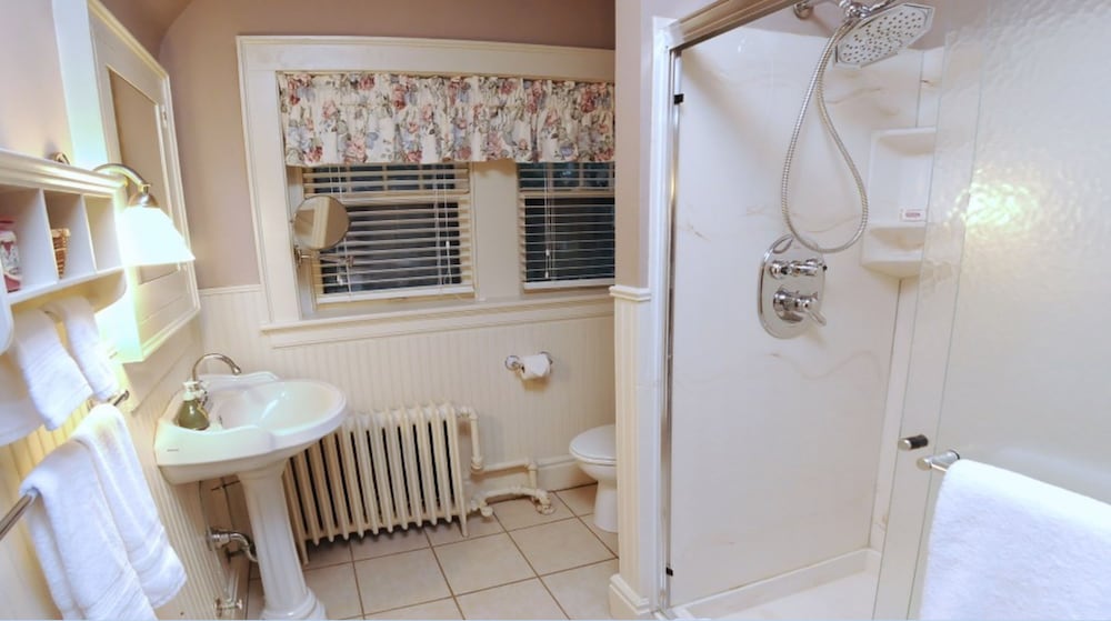 Oliver Inn Bed and Breakfast 52/54