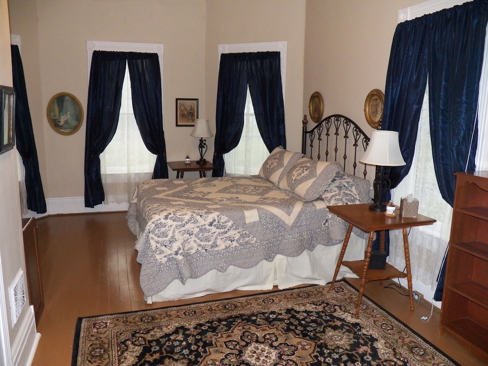 Grand Victorian Inn 16/32