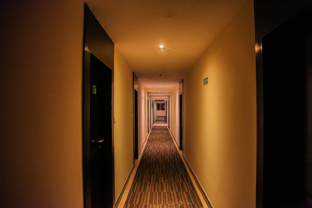 J HOTEL 21/40