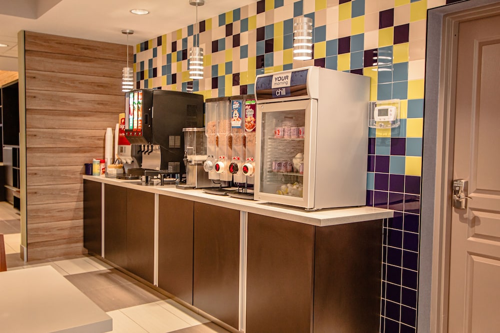 Days Inn Suites By Wyndham Fort Myers Near Jetblue Park 11/43