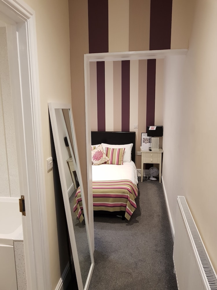 Harry's Hotel 36/48