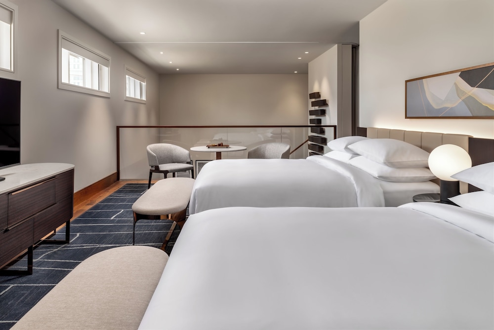 2 Bedrooms, Bi Level, Suite, 1 King and 2 Queen Beds