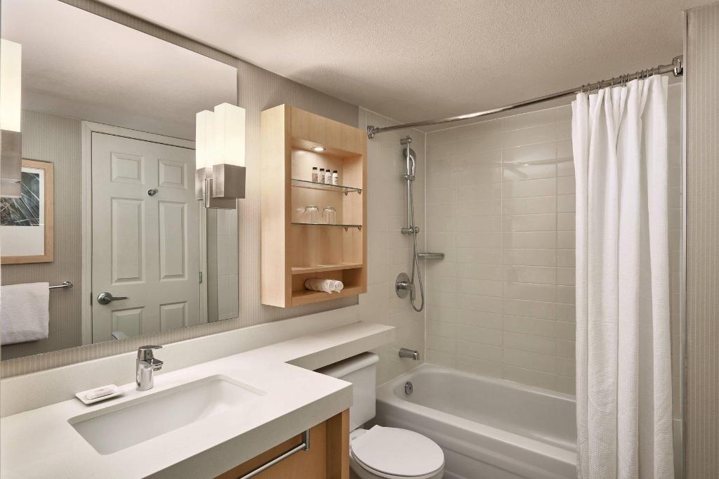 2 Bedrooms, Deluxe, Suite, Twin Beds, King Bed, Sofa, Balcony, Delta Whistler Village Suites 6/10