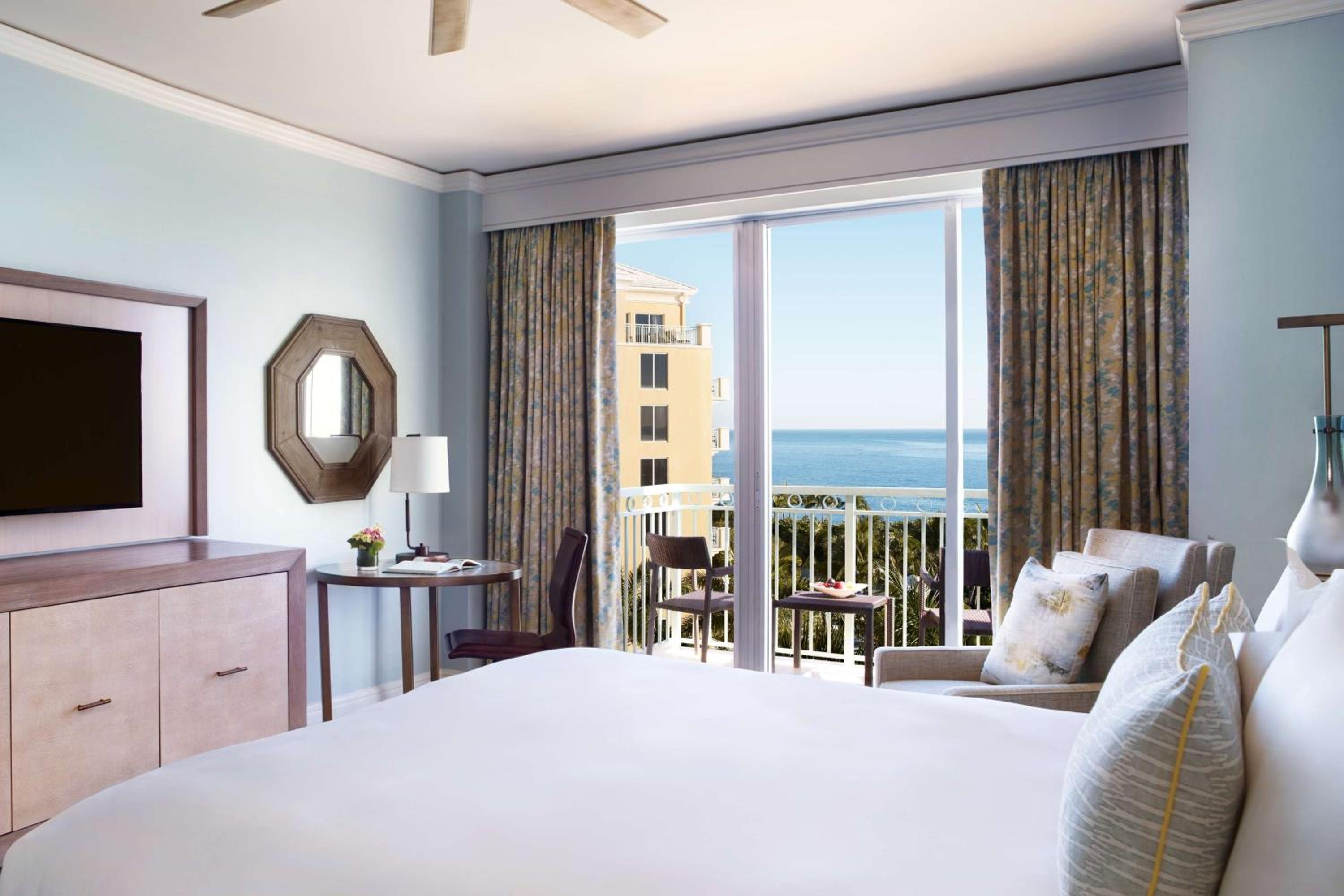 1 Bedroom, Suite, King Bed, Partial Ocean View, Sofa