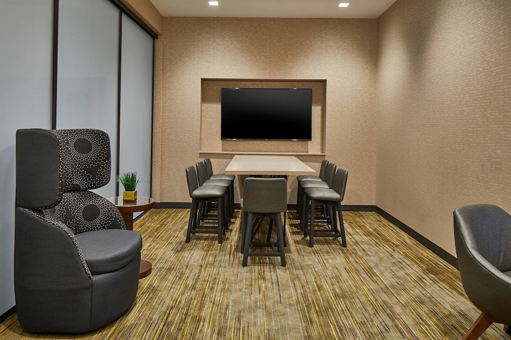 Courtyard by Marriott Baltimore Downtown/McHenry Row 54/55
