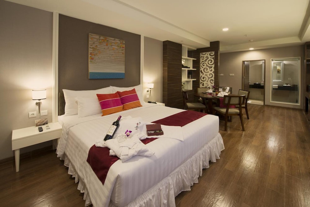EXECUTIVE, STUDIO, SUITE, KING BED