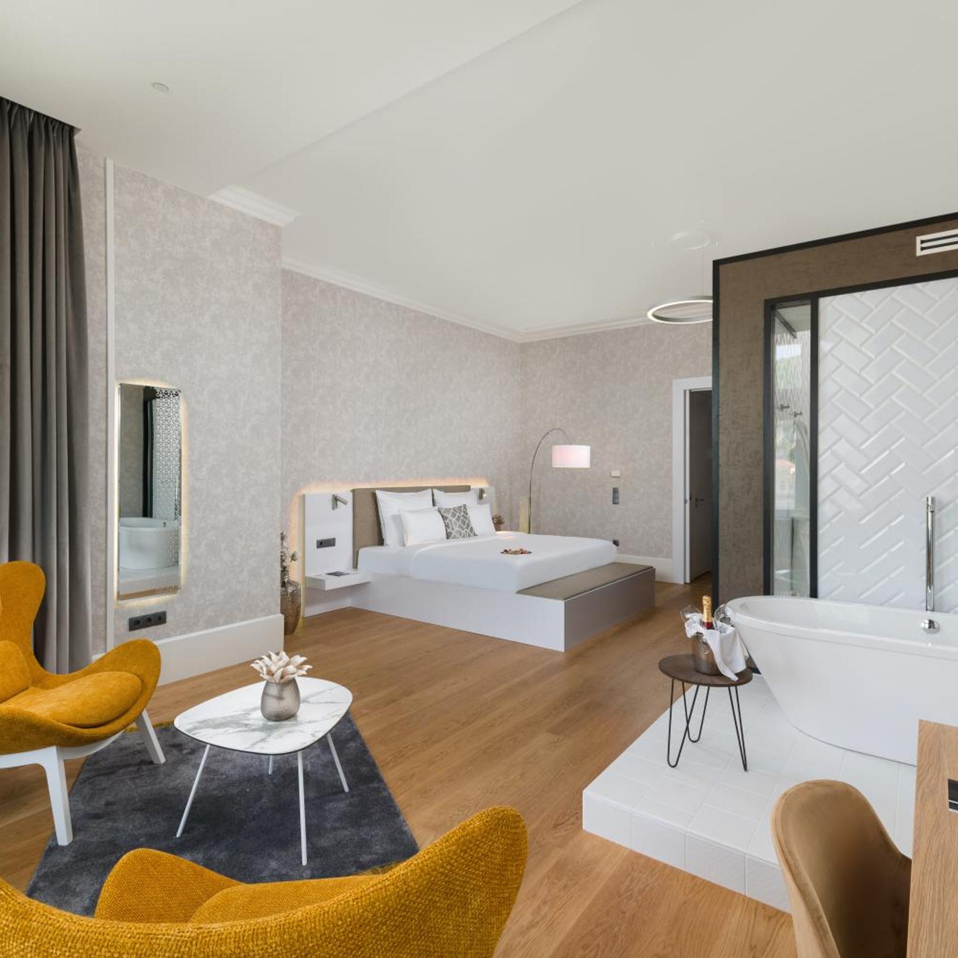 Governor, Suite, River View