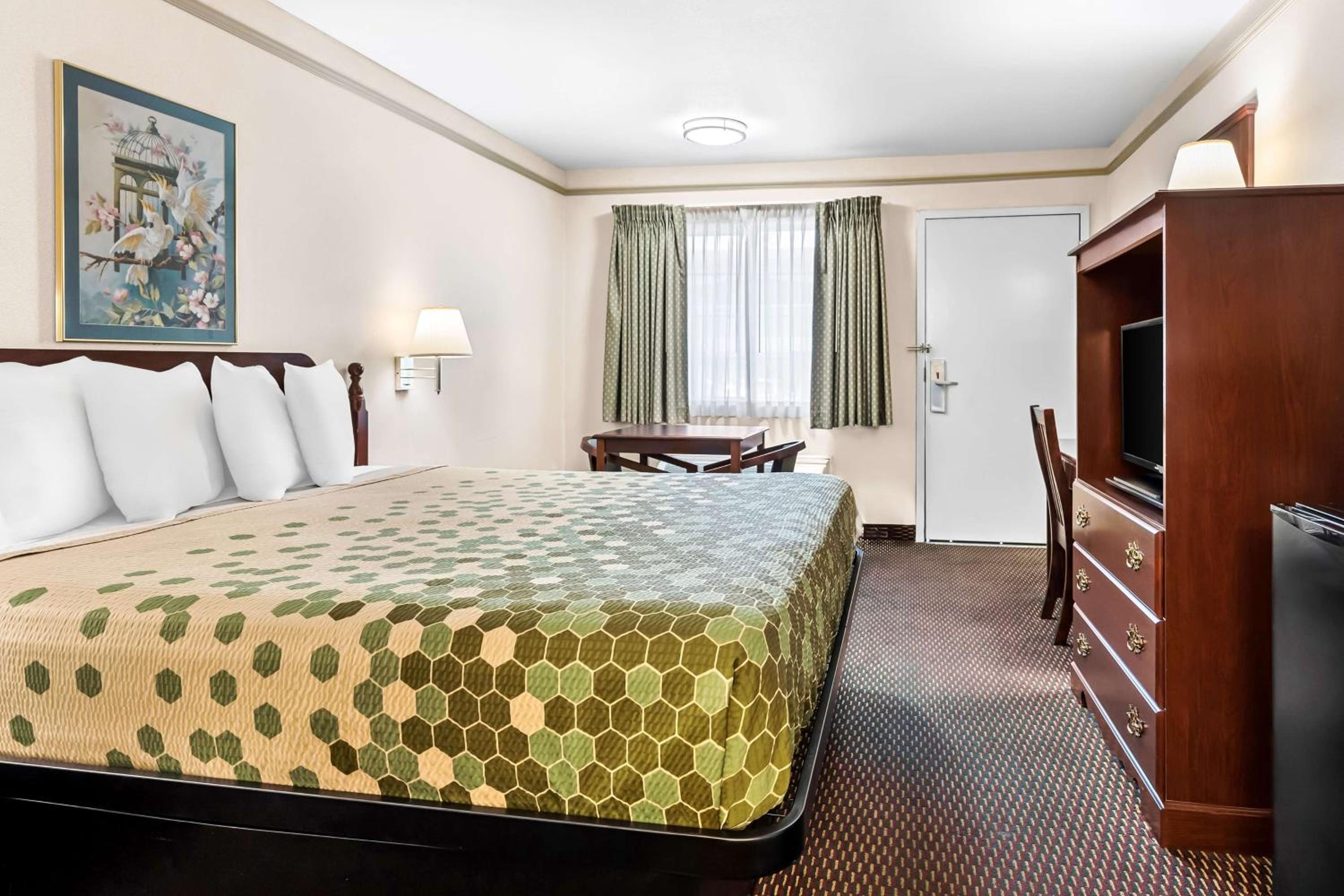 Room, King Bed, Bathtub, Accessible