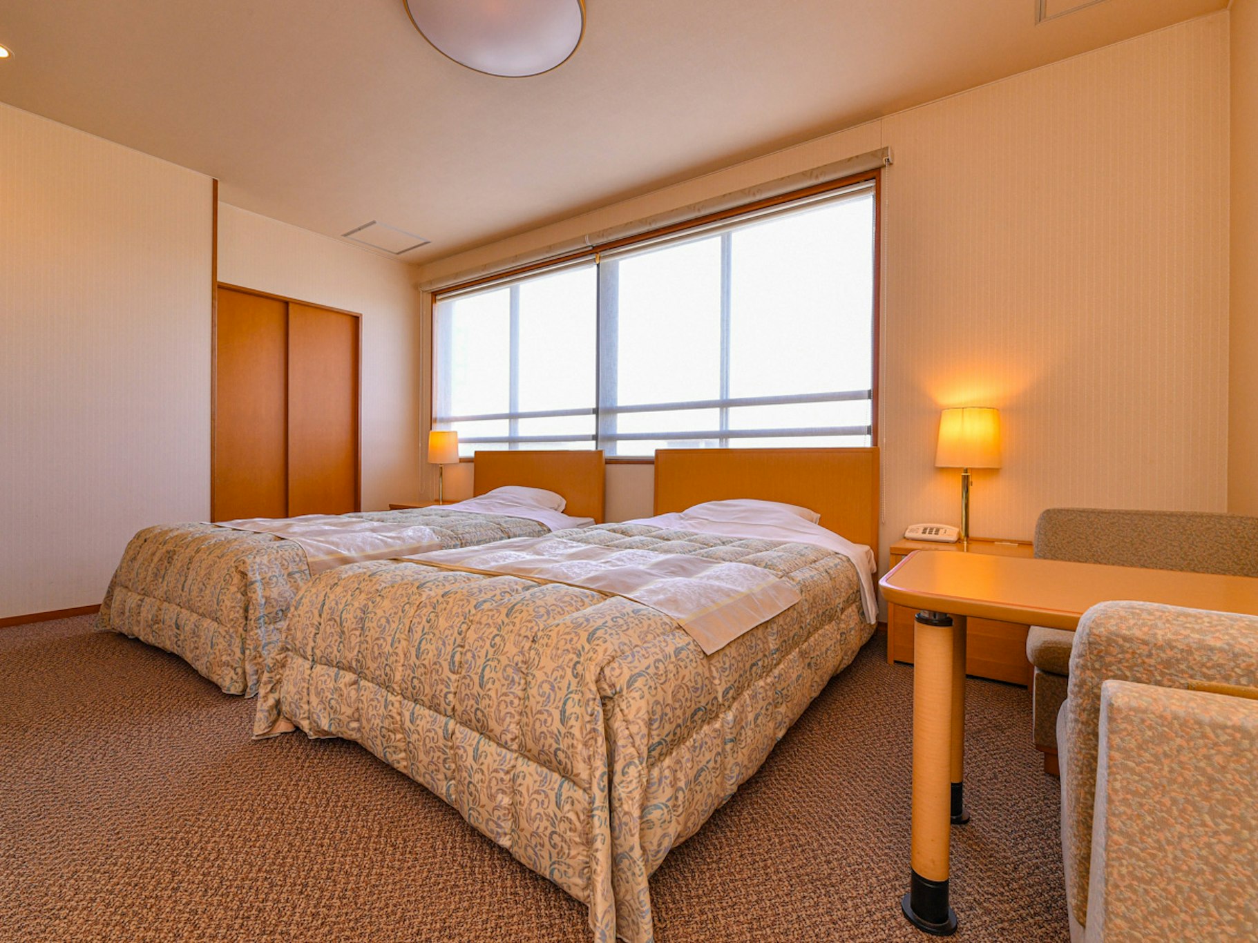 Universal, Twin Beds