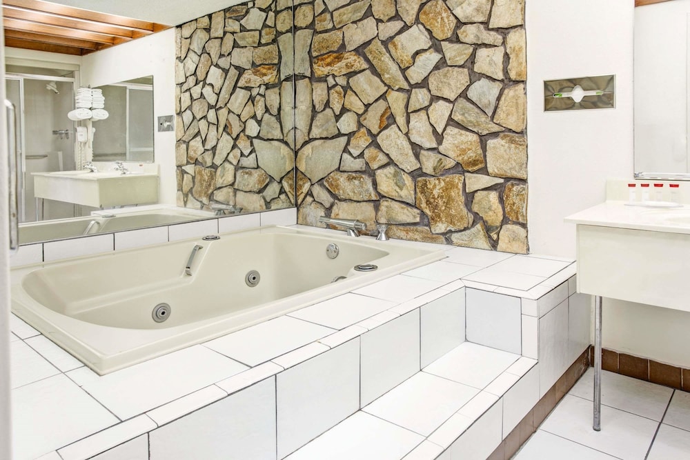 Ramada By Wyndham Walterboro 24/30